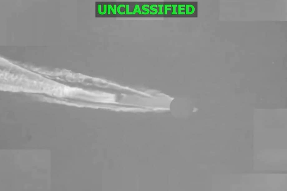 Esta captura de pantalla, obtenida de un video publicado por el Comando Central de los Estados Unidos en su cuenta X @CENTCOM el 20 de marzo de 2026, muestra un ataque a un presunto buque de contrabando de drogas en el Océano Pacífico oriental.