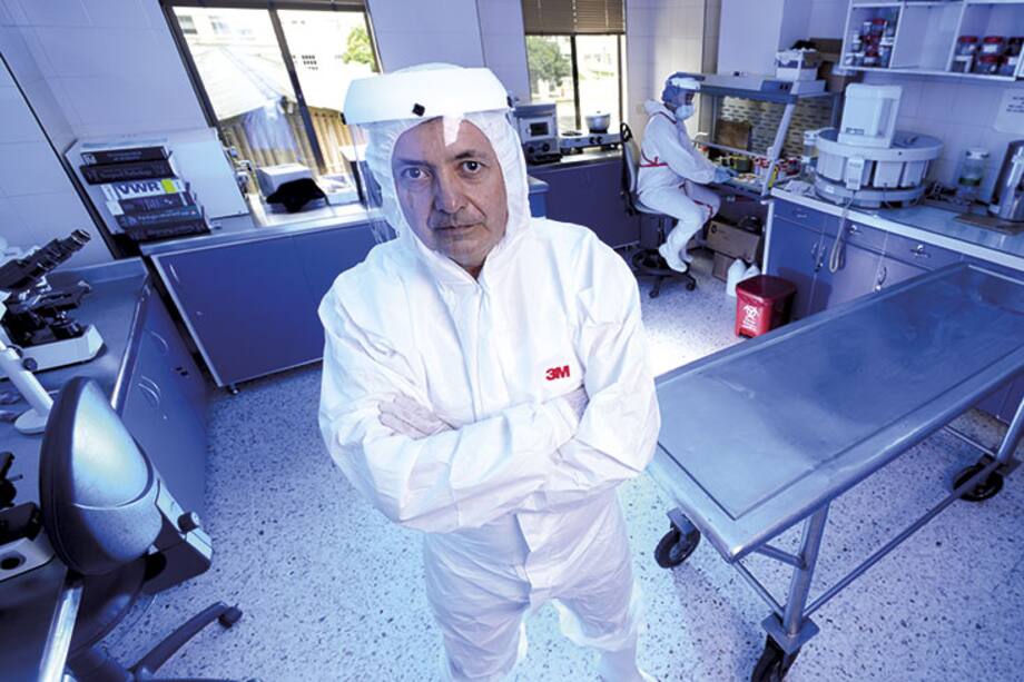 Jorge Paredes, el colombiano que recibe doce muertos diarios en su oficina