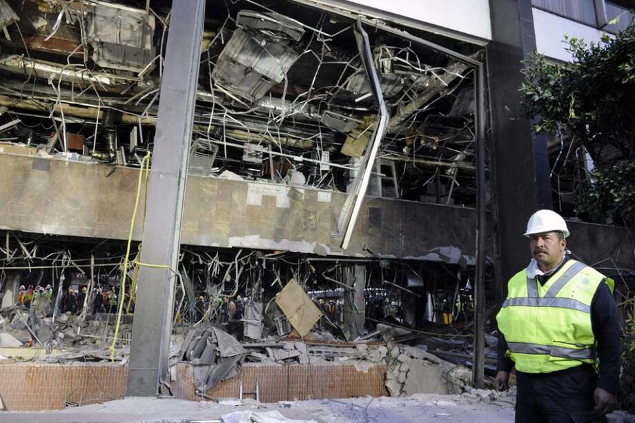 Escombros tras la explosión en el edificio de Pemex./ AFP