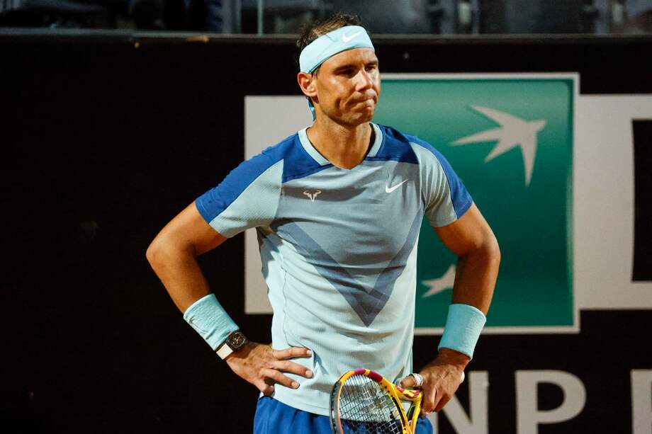 -FOTODELDÍA- Roma (Italia), 12/05/2022.- Rafael Nadal de España reacciona tras perder su partido de tercera ronda de singles masculino contra Denis Shapovalov de Canadá en el torneo de tenis Abierto de Italia en Roma, Italia, 12 de mayo de 2022. (Tenis, Italia, España, Roma) EFE/EPA/FABIO FRUSTACI