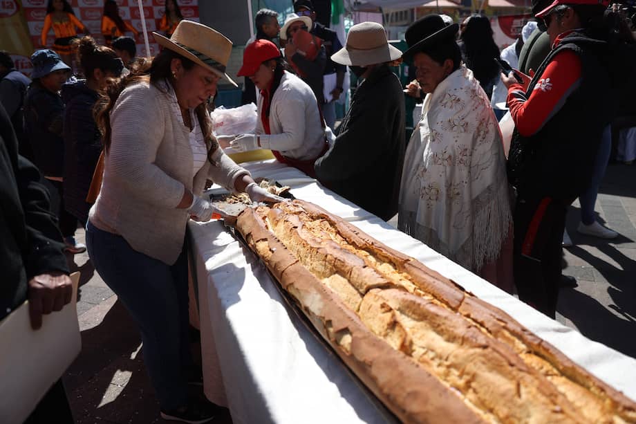 Ciudadanos paceños participan durante el día de la "marraqueta" este sábado en La Paz (Bolivia).