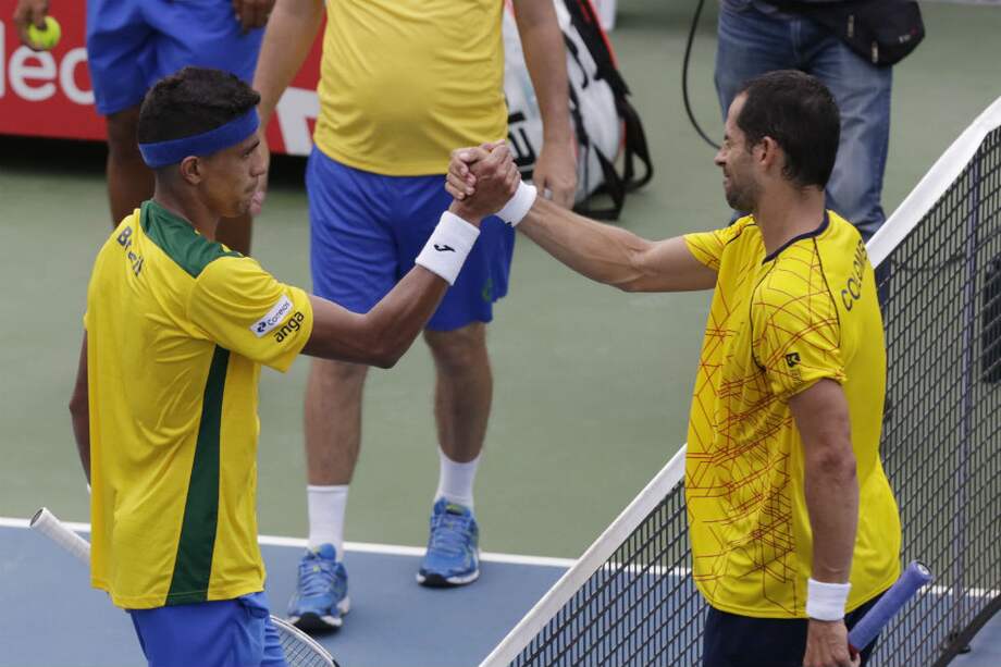 Monteiro (izq.) y Giraldo al finalizar su partido. / EFE