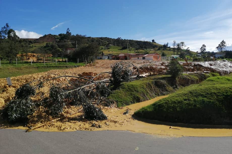 La caída de vegetación, rocas y lodo obstaculizó el corredor en el sector La Grabillera en zona rural del municipio de Chocontá (Cundinamarca).