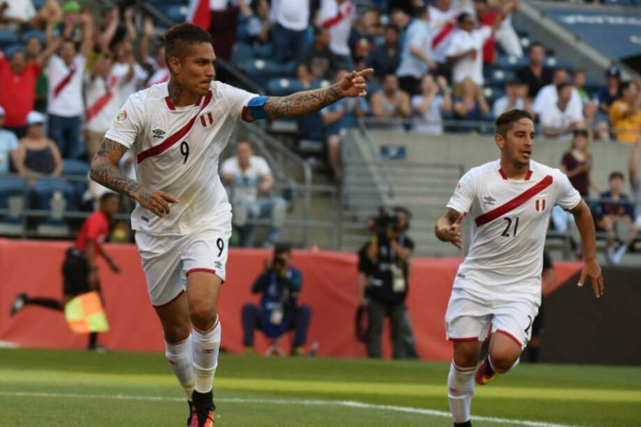 El peruano Paolo Guerrero (i), que sumó once tantos y es el máximo goleador activo de la Copa América, festeja el tanto contra Haití. / AFP