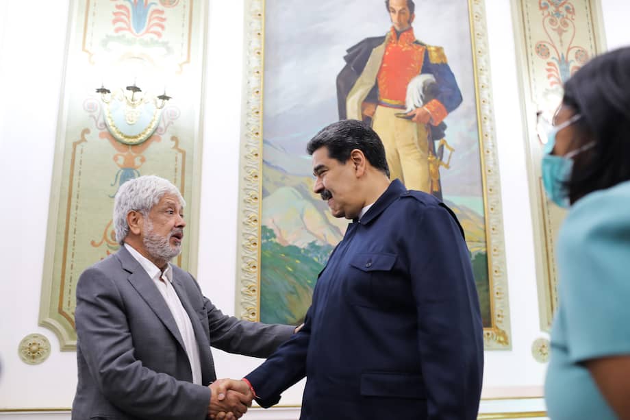 El presidente de Venezuela, Nicolás Maduro, en su reunión con el ministro de Comercio, Industria y Turismo de Colombia, Germán Umaña Mendoza, en Caracas. EFE/ PRENSA MIRAFLORES