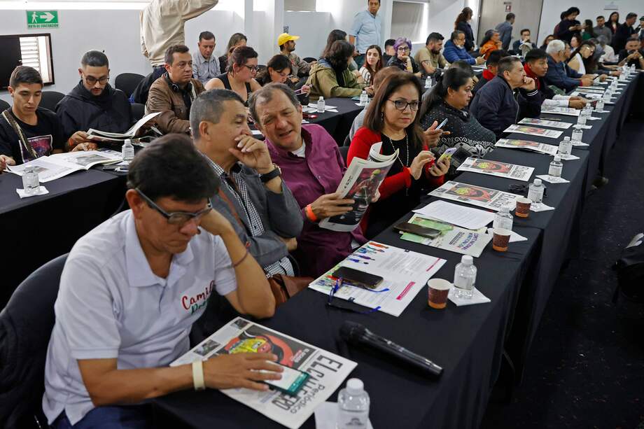 Asistentes a la instalación del Primer Encuentro Nacional para el diseño de la participación de la sociedad civil en el proceso de paz entre el Gobierno colombiano y la guerrilla del ELN, en Bogotá (Colombia). EFE/ Mauricio Dueñas Castañeda