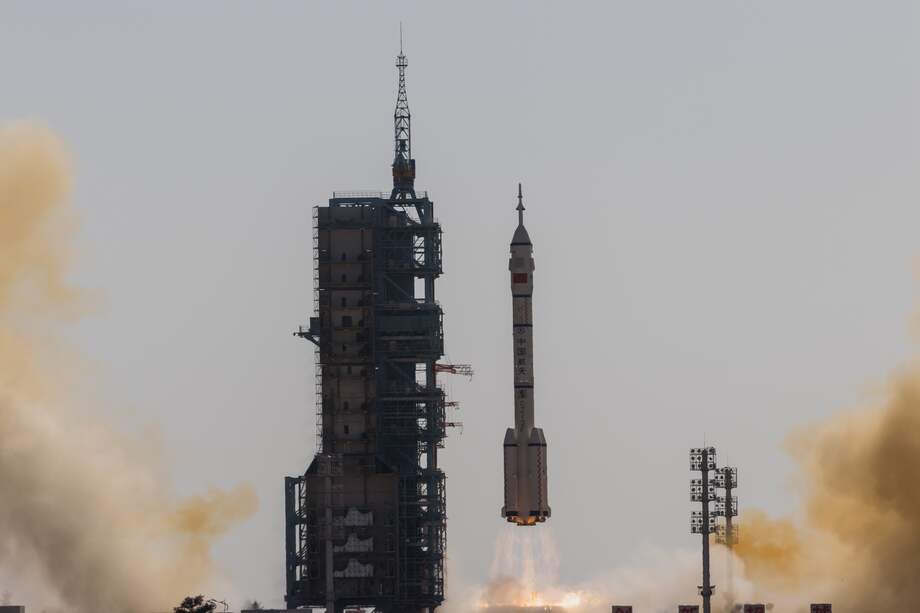 Imagen de la nave Shenzhou-17 despegando con rumbo hacia la estación espacial.