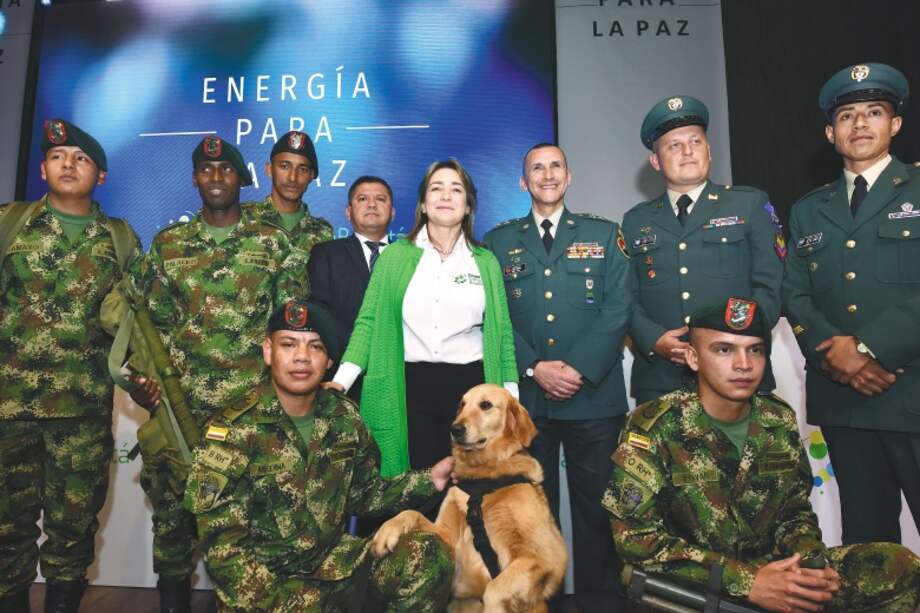La presidente del GEB, Astrid Álvarez, durante el evento de lanzamiento del programa ‘Energía para la Paz’, en compañía de los integrantes del Equipo de Explosivos y Demoliciones (EXDE), del Ejército Nacional. / Fotos: Cortesía