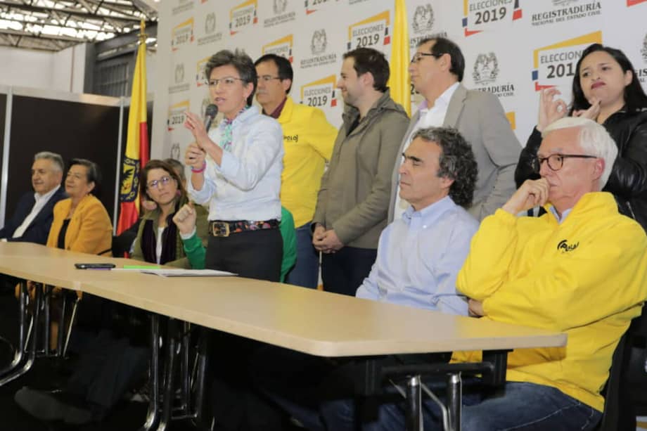 La candidata estuvo acompañada de figuras como Jorge Robledo, Sergio Fajardo, Jorge Rojas, Luis Ernesto Gómez, Celio Nieves, Juanita Goerbertus, Antonio Navarro y Lucho Garzón.
/ Alianza Verde