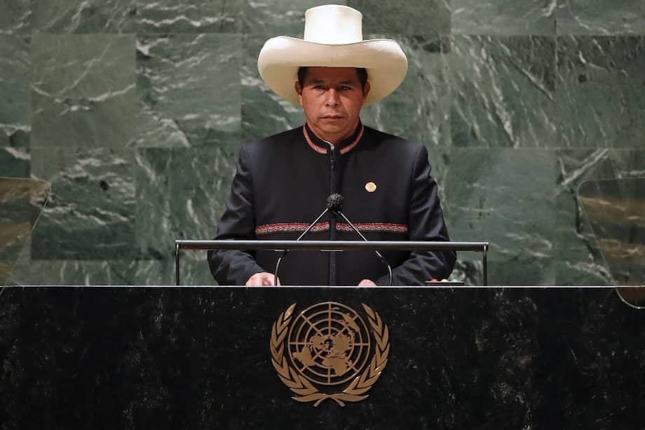 El apoyo al presidente de Perú, Pedro Castillo, ha mejorado: el 77% de los peruanos dice que no debe ser destituido.