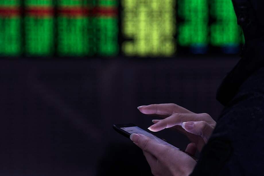 La cifra total de inversores bursátiles chinos asciende ahora a 100,4 millones. / AFP