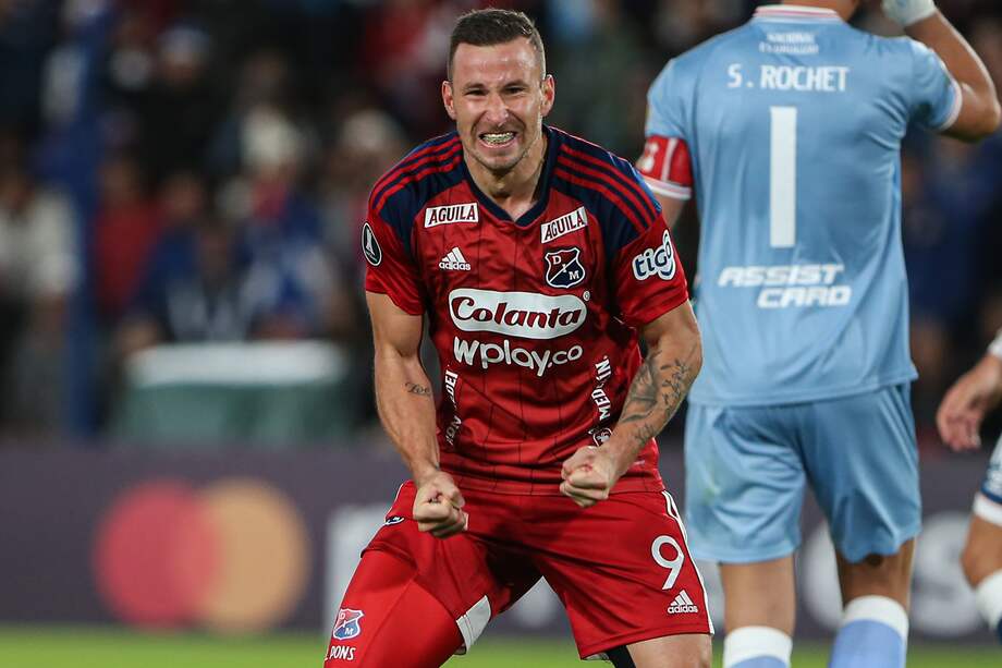 Luciano Pons, delantero de Independiente Medellín celebra el gol ante Nacional, en Montevideo..