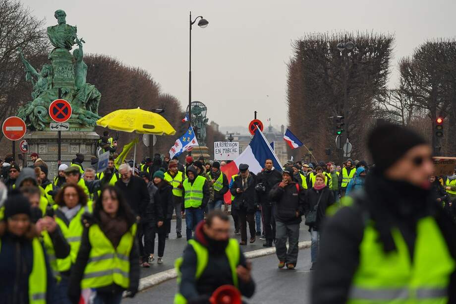 Miembros del movimiento "chalecos amarillos" se reunieron nuevamente para protestar en Francia. / AFP