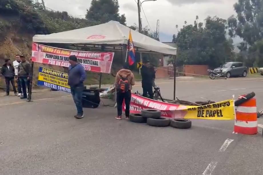 En la curva de Los Adioses, se mantiene uno de los bloqueos que impiden el paso hacia el aeropuerto.