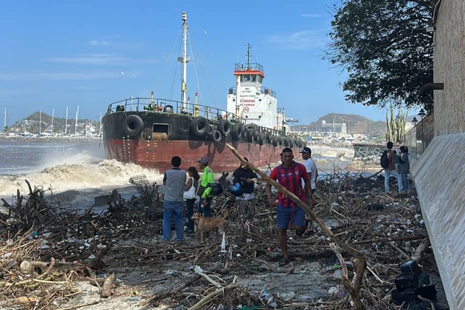 El mar de leva arrastró el buque a la playa Cocos.