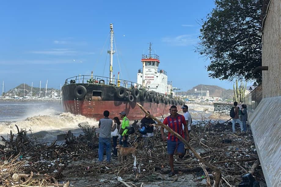 El mar de leva arrastró el buque a la playa Cocos.