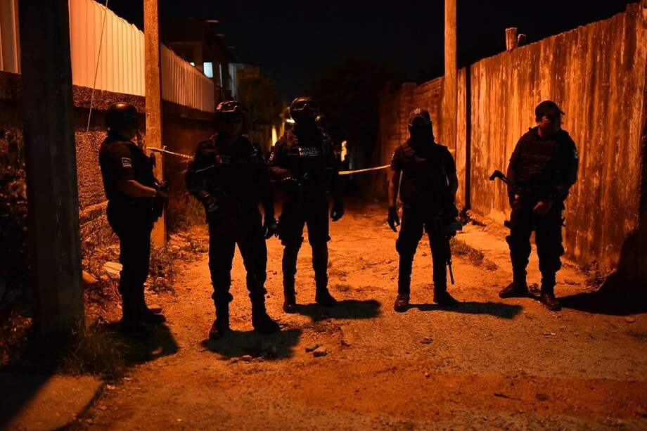 Cordón policial mexicano asegura el sitio donde un grupo armado ingreso a una fiesta para accionar sus armas y quitar la vida a 13 personas el pasado viernes 19 de abril de 2019. / EFE