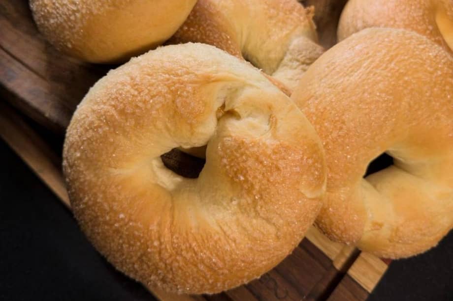 Disfruta estos roscones rellenos de arequipe con tu bebida favorita.