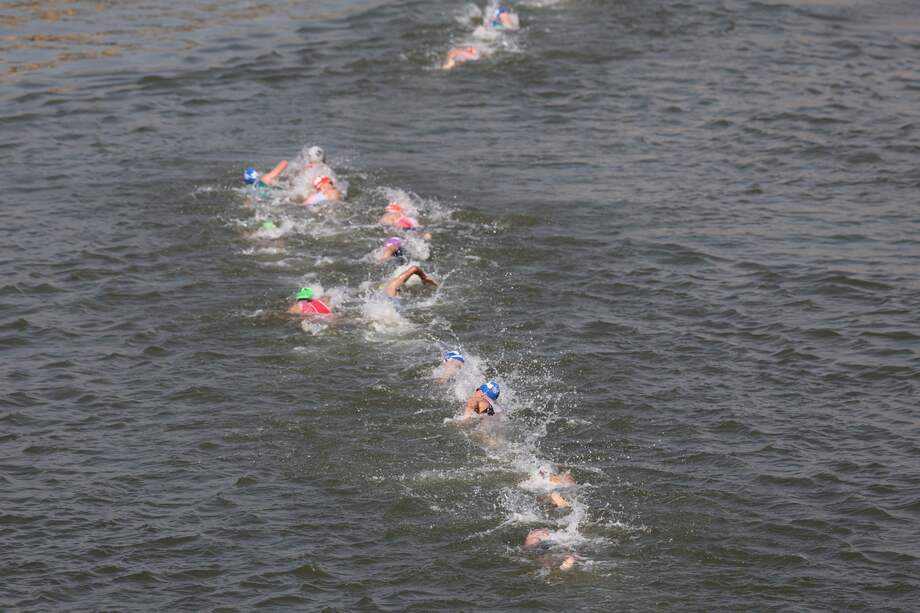 Un grupo de triatletas compite en la primera etapa de la prueba de triatlón masculino de los Juegos Olímpicos de París 2024 este miércoles en París, Francia.