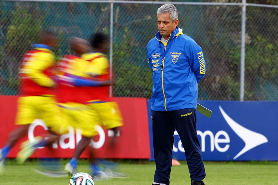 Reinaldo Rueda, director técnico de Ecuador, debutará hoy frente a Suiza en el Estadio Nacional de Basilia. / EFE