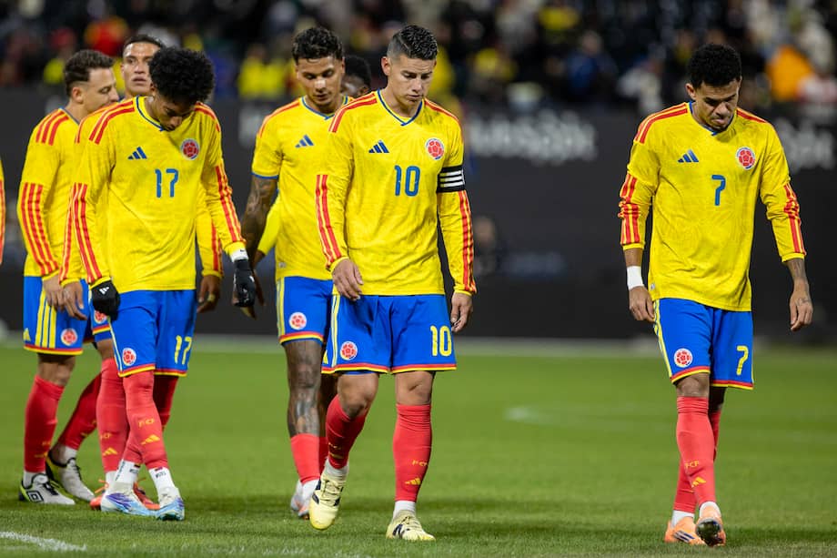 Jugadores de Colombia salen del campo de juego este martes, en un partido amistoso entre las selecciones de Colombia y Australia en el estadio Citi Field, en Nueva York (Estados Unidos).