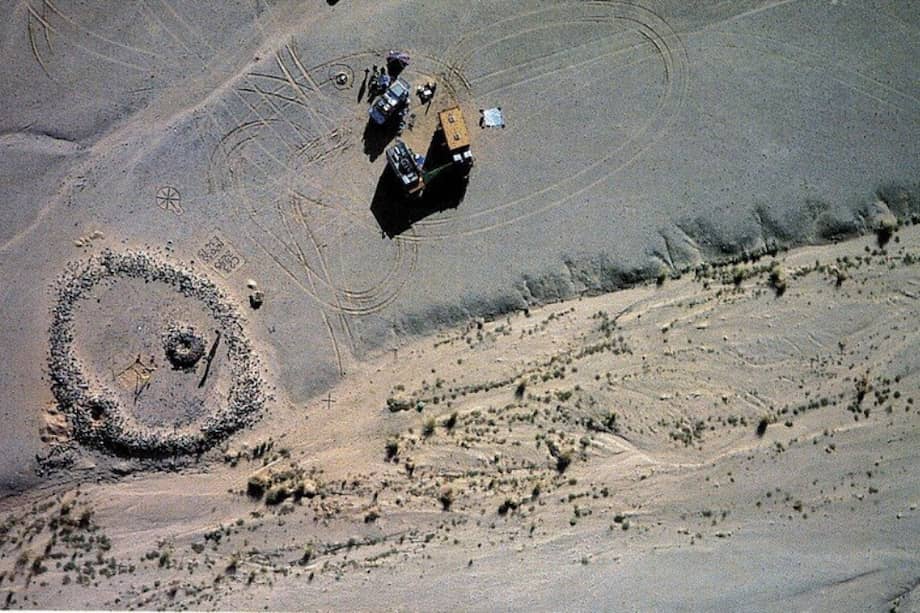 Fotografía aérea de un enterramientos en recintos de Atbai en el centro del desierto de Atbai.