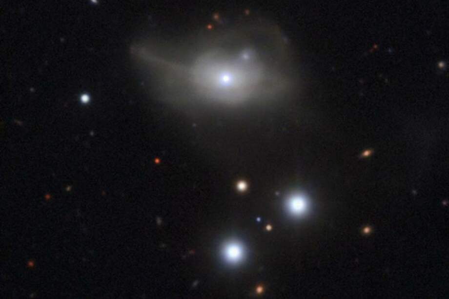 Esta es la galaxia activa Markarian 1018 que tiene un agujero negro supermasivo en su núcleo. Los lazos borrosos que se forman en su alrededor son el resultado de las interacciones con otras galaxias en el pasado. / EFE