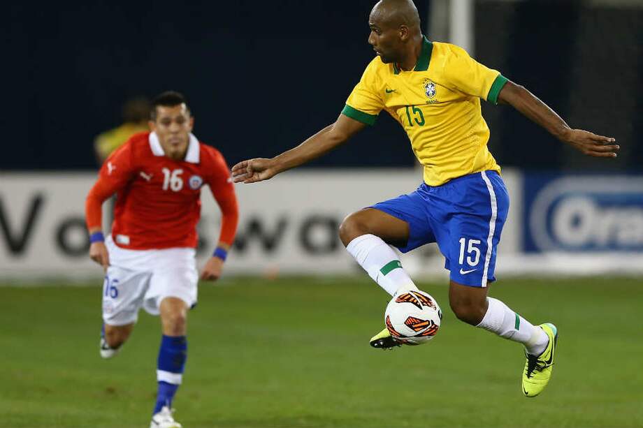Maicon para un balón ante la marca de Carlos Muñoz. / AFP