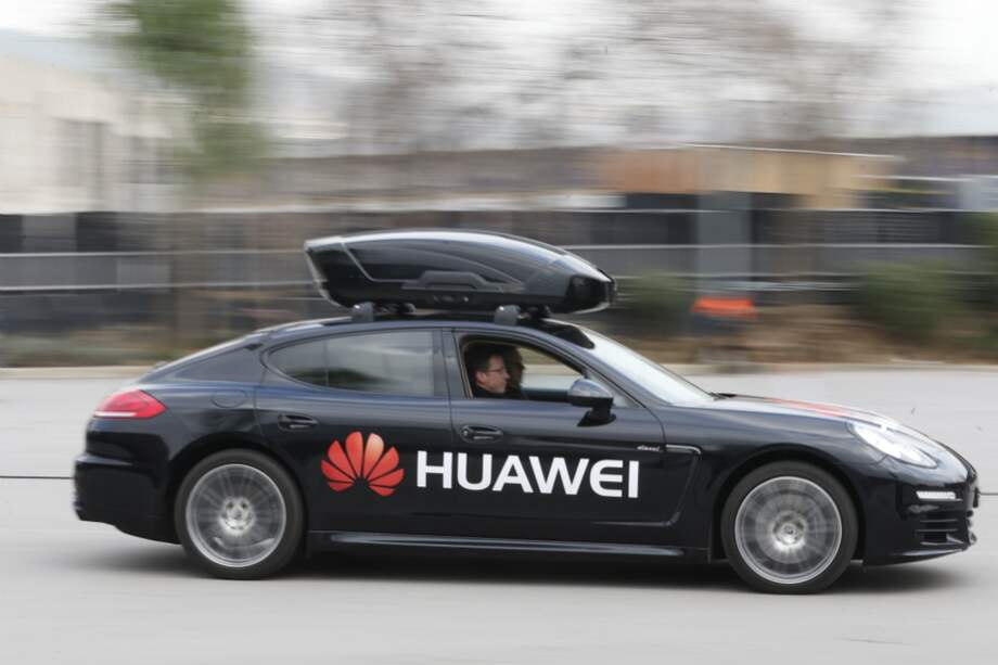 El deportivo pudo evitar obstáculos sobre una pista en línea recta de unas decenas de metros. / AFP