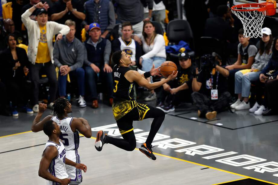 Jordan Poole, de los Warriors, anota una bandeja contra los Kings de Sacramento.