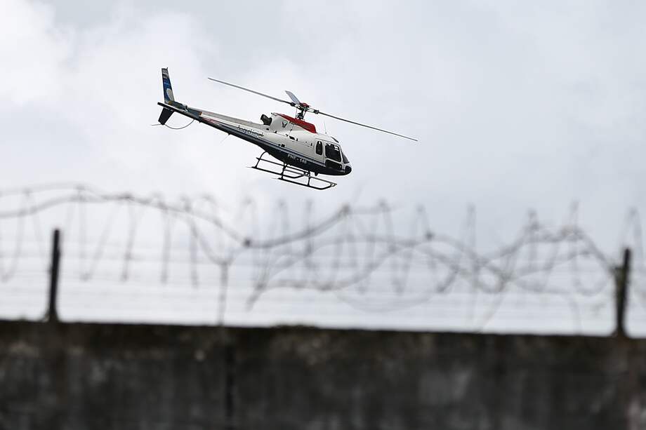 Un helicóptero sobrevuela la cárcel de Santo Domingo de los Tsáchilas (Ecuador), luego de un amotinamiento.