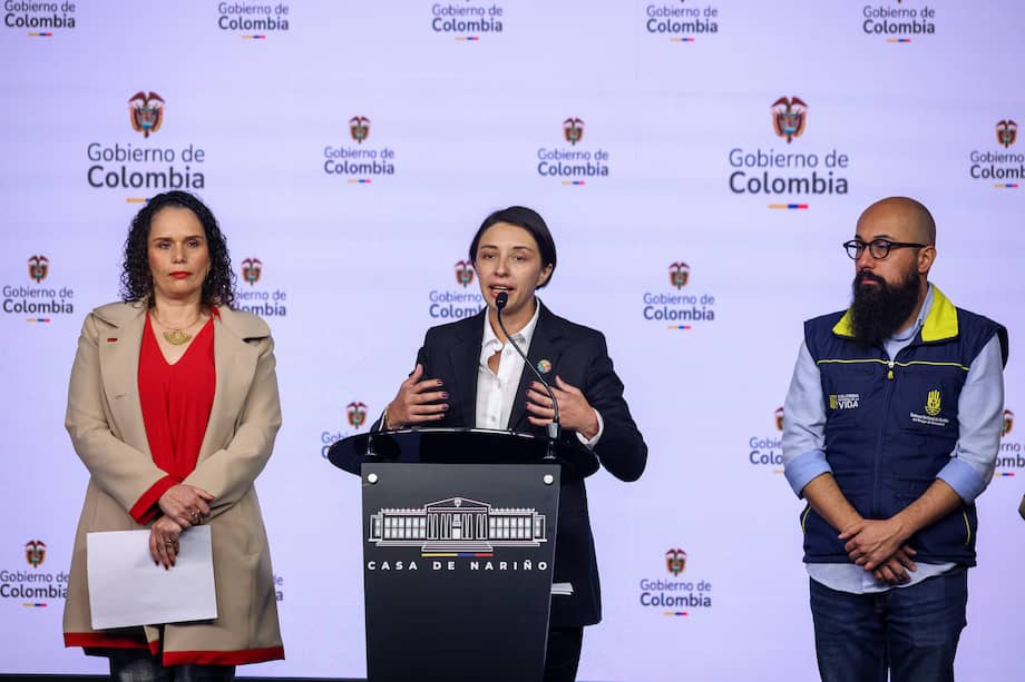 De izq. a der.: Ministra de Transporte, María Constancia García; ministra de Agricultura, Martha Carvajalino, y el director de la Unidad Nacional para la Gestión de Riesgos de Desastres, Carlos Carrillo. / Presidencia
