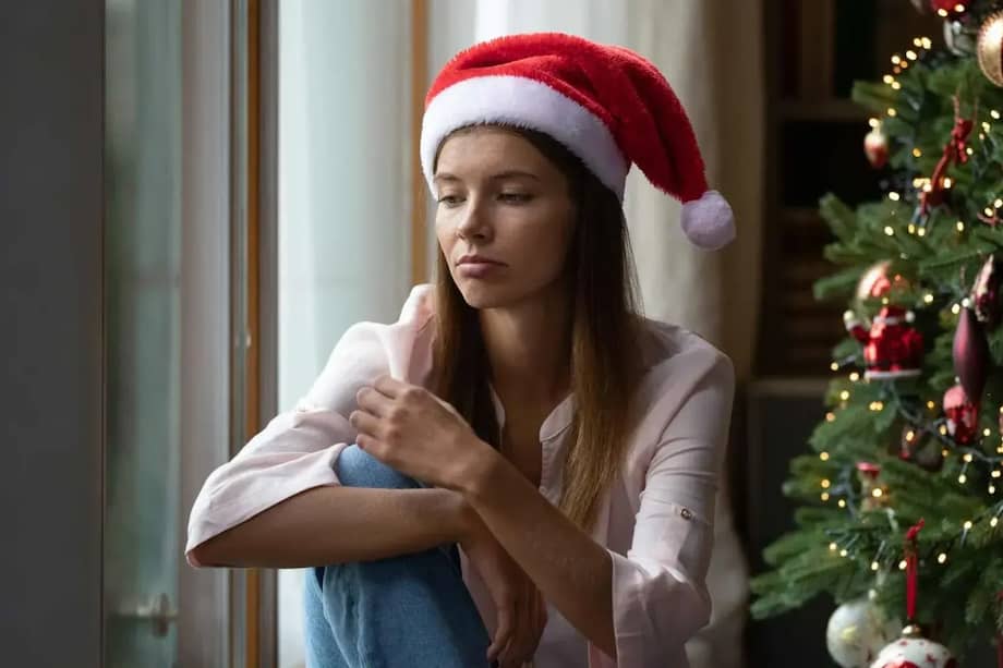 En esta época aumentan las publicaciones de celebraciones impecables, viajes y reuniones familiares, lo que dispara la comparación y la sensación de insuficiencia.