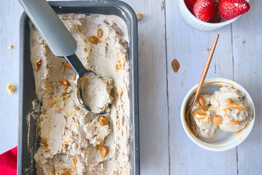 Al helado le puedes poner frutos secos, dulce de leche de coco (como en la foto), pero seguro combina muy bien con cualquier fruta y/o chispas de chocolate oscuro.