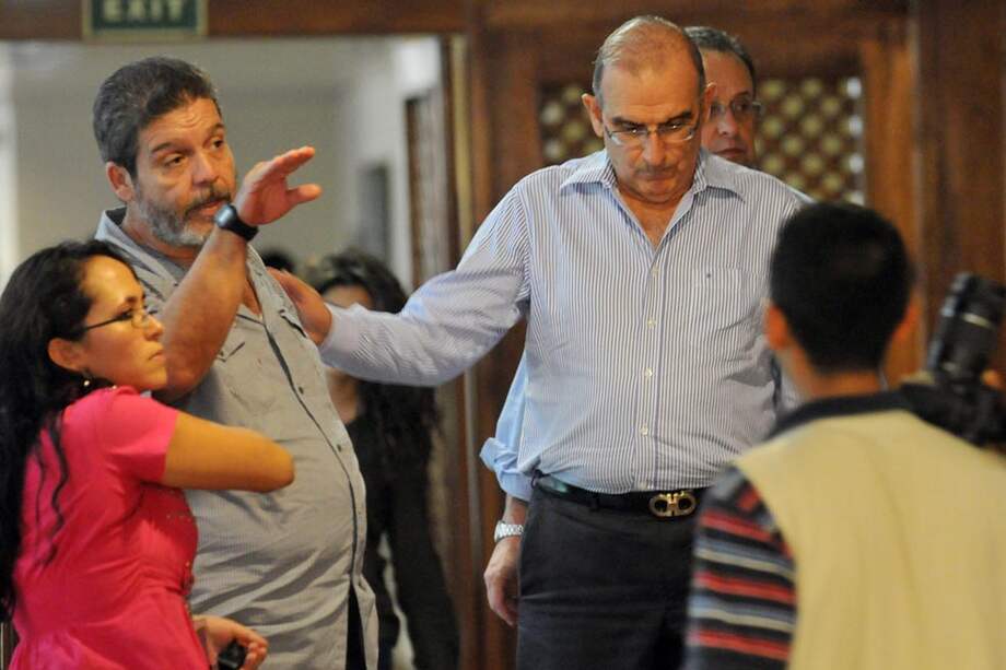 El jefe de la delegación de paz del Gobierno, Humberto de la Calle, saluda al integrante de las Farc Luis Alberto Albán, alias ‘Marco León Calarcá’. / EFE