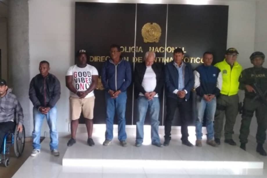 Luis Arnobio del Río (en el centro, de camiseta blanca), junto con los otros seis hombres que fueron capturados el 24 de noviembre de 2019 en la Operación Milenio III. / Policía