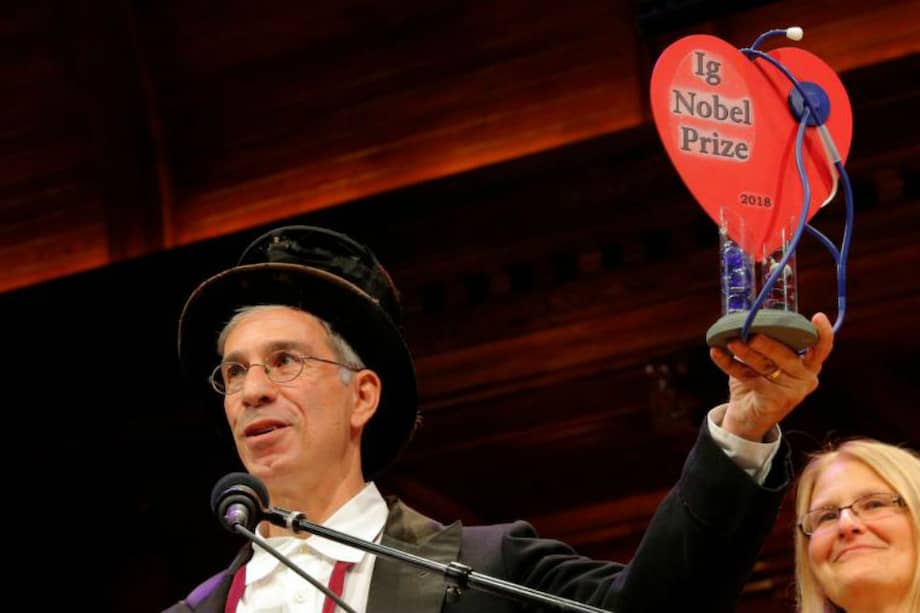 Investigador colombiano triunfa en la parodia de los premios Nobel