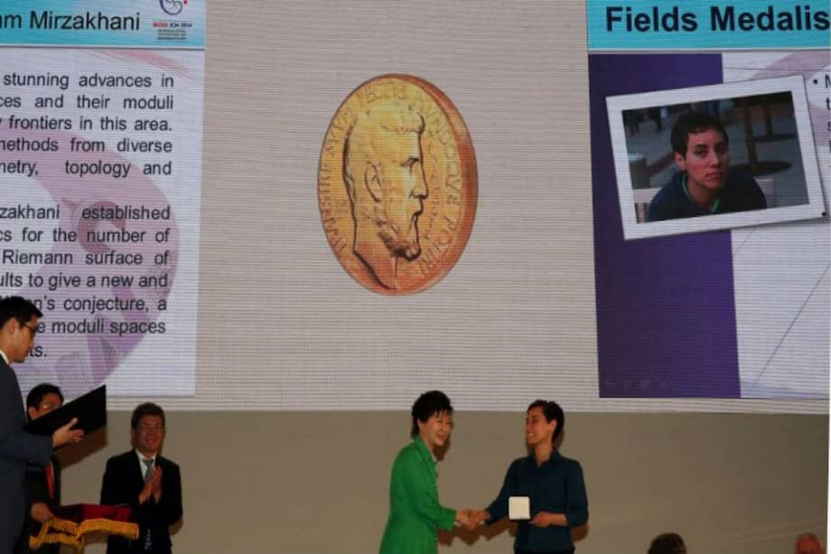 Park Geun-hye, presidenta de Corea del Sur le entrega el galardón a la profesora Maryam Mirzakhani/ AFP