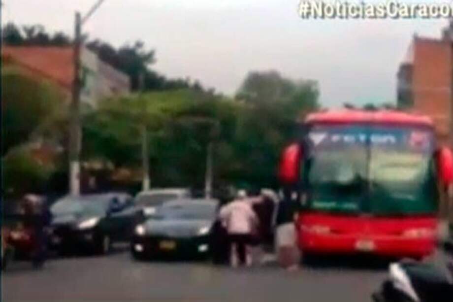 Jugadores del Medellín se enfrentaron a hincha que los increpó