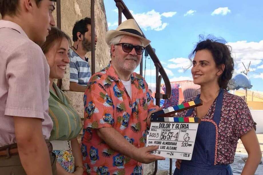 Pedro Almodóvar y Penélope Cruz durante el rodaje de "Dolor y gloria", la más reciente película del director español, que cuenta en parte su vida. / Cortesía