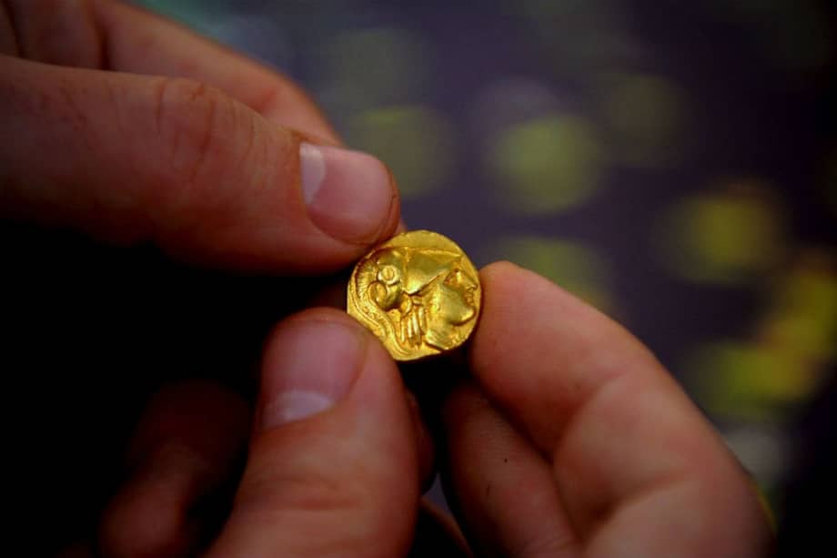 Una moneda de oro con le rostro de Alejandro Magno. / Archivo EFE