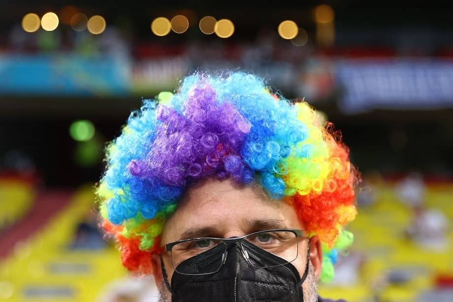 Como muestra de solidaridad con la comunidad LGBTI de Hungría, Amnistía Internacional distribuirá banderas arco iris a los aficionados al fútbol en los alrededores del estadio de Múnich.