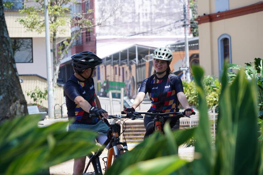 Recorrer la Región Central en bicicleta es descubrir sus paisajes, su gente y su diversidad cultural.