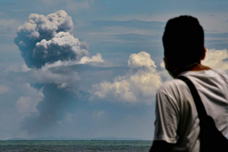 El volcán indonesio Anak Krakatau (en español, hijo del Krakatoa) expulsó nubes de ceniza y humo a más de 500 metros de altura, informaron autoridades. / AFP