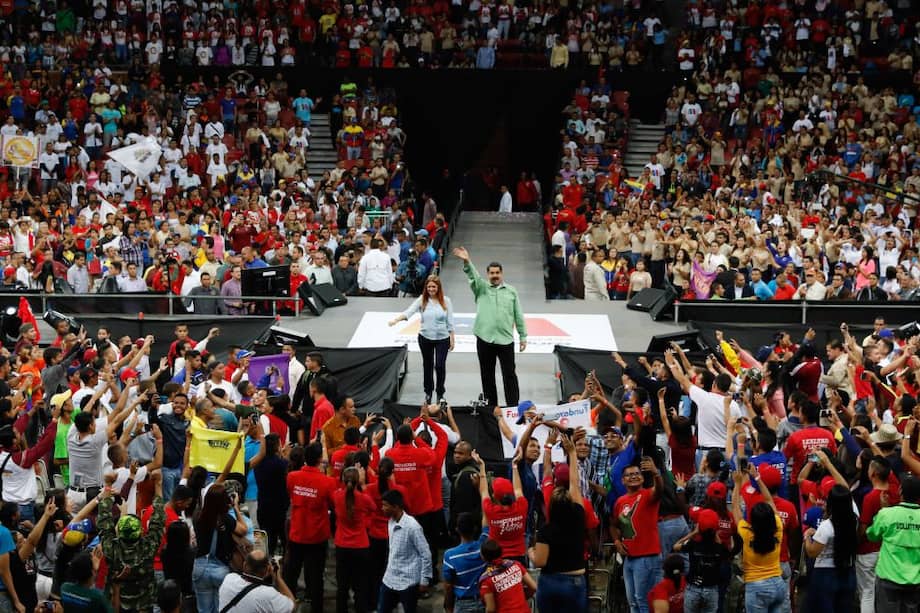 Nicolás Maduro en un acto proselitista con estudiantes en Caracas. / EFE