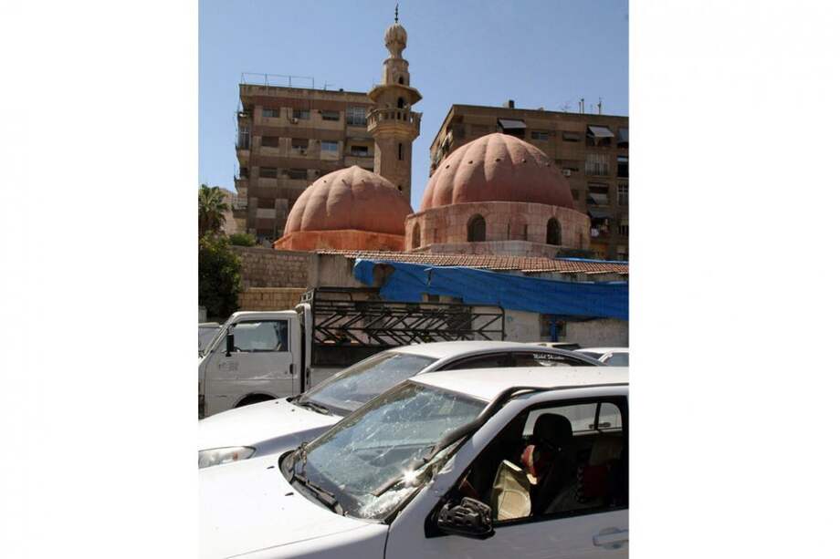 Al menos cinco policías murieron y varias personas más resultaron heridas al explotar una motocicleta bomba a las afueras de una mezquita en el barrio de Ruknedin. Foto: EFE