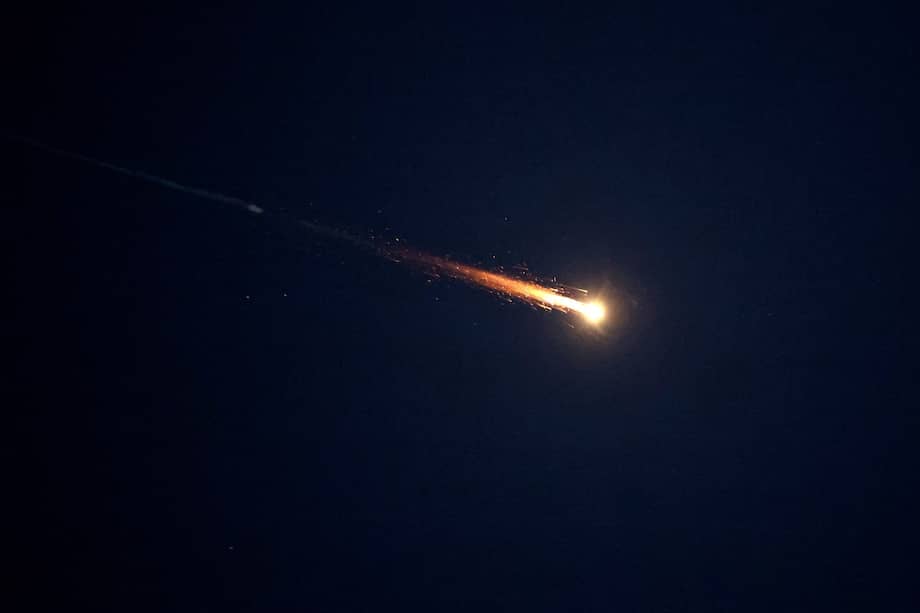 Se ven rastros de cohetes en el cielo en medio de una nueva serie de ataques con misiles iraníes el 3 de marzo de 2026.