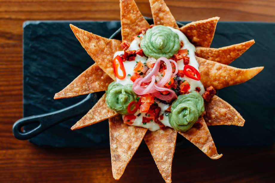 Este poke nachos es una buena alternativa de sabor para disfrutar la fiesta del gol en casa y con amigos.