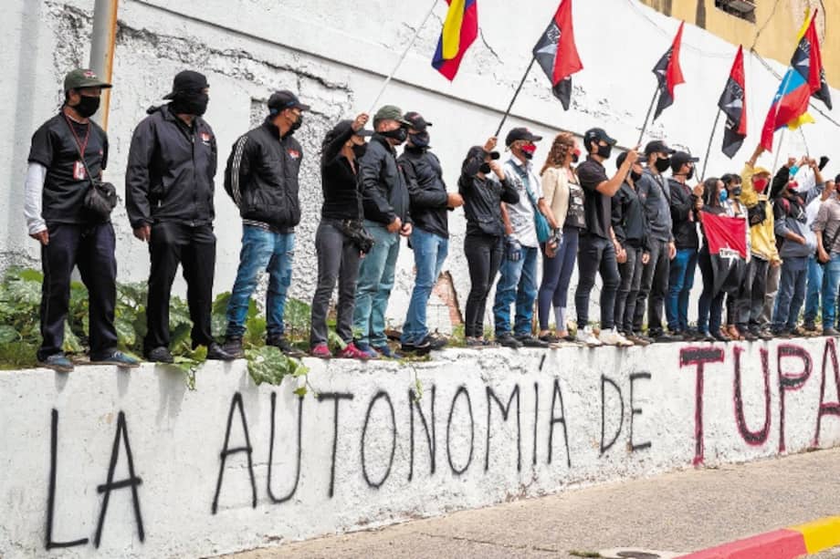 Militantes del partido polÌtico venezolano Tupamaro participan en una manifestación hoy, en las inmediaciones del Tribunal Supremo de Justicia (TSJ), en Caracas (Venezuela).