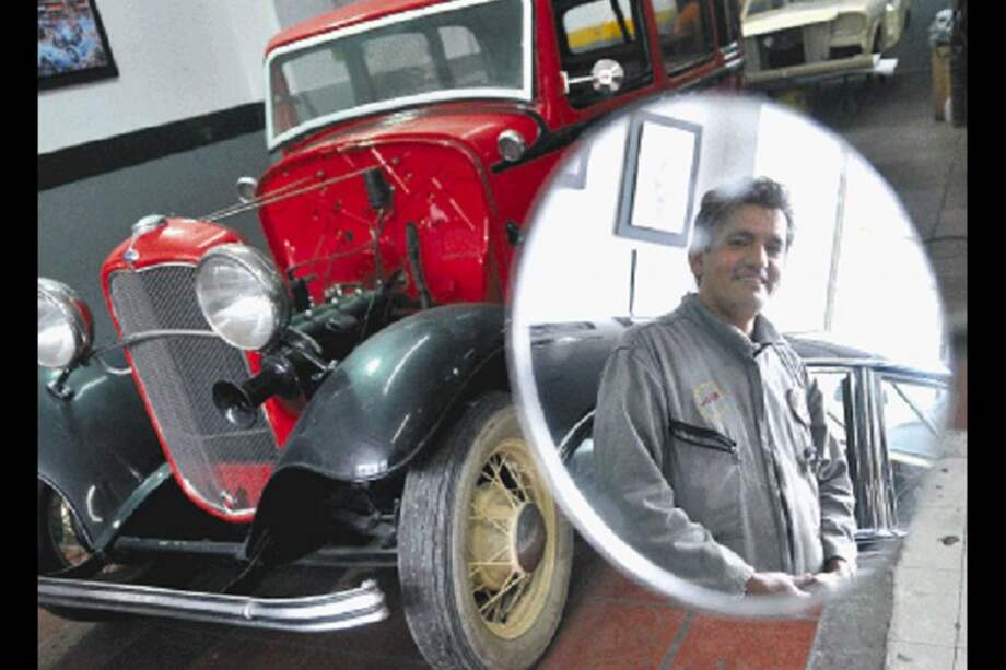 Carlos Santana ha dedicado 22 años de su vida a resucitar carros clásicos. / Foto: Gustavo Torrijos